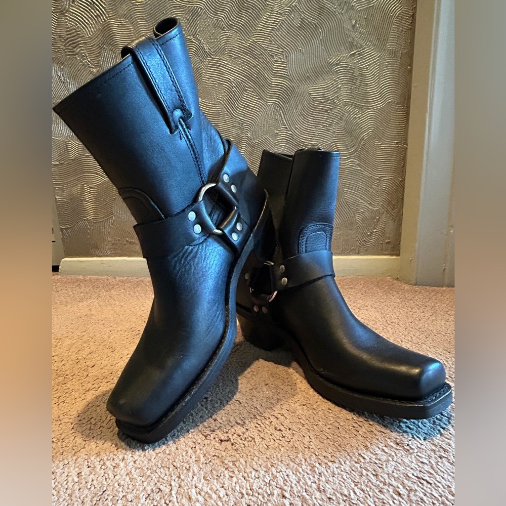 Frye Craftsmanship Harness Womens Boot, sz 8.5, Black washed/oiled leather.